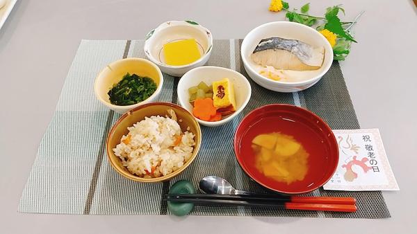 9.21松茸ご飯・魚の柚庵焼き・青菜の黄菊和え・炊き合わせ・湯葉と蒲鉾・三つ葉・吸い物・桃ゼリー　常食.jpg