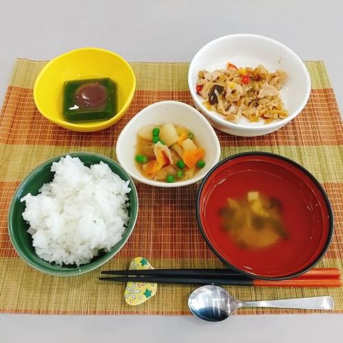 豚肉の甘辛炒め・肉じゃが・そうめんの吸い物・小豆抹茶ゼリー.jpg