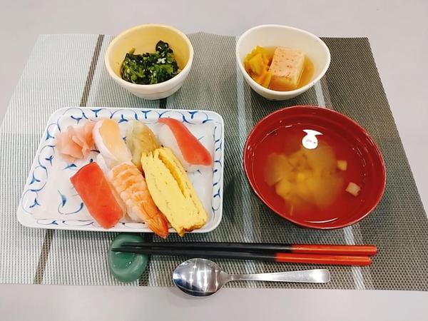 握り寿司・蟹の重ね蒸し・青菜の柚香和え・花麩の吸い物.jpg