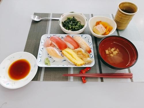 握り寿司・蟹の重ね蒸しあんかけ・菜の花の和え物・花麩のすまし汁.jpg