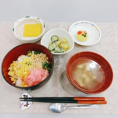 5.10三色丼・さつま芋・しらす・胡瓜の甘酢和え・大豆入り根菜汁・オレンジゼリー.jpg