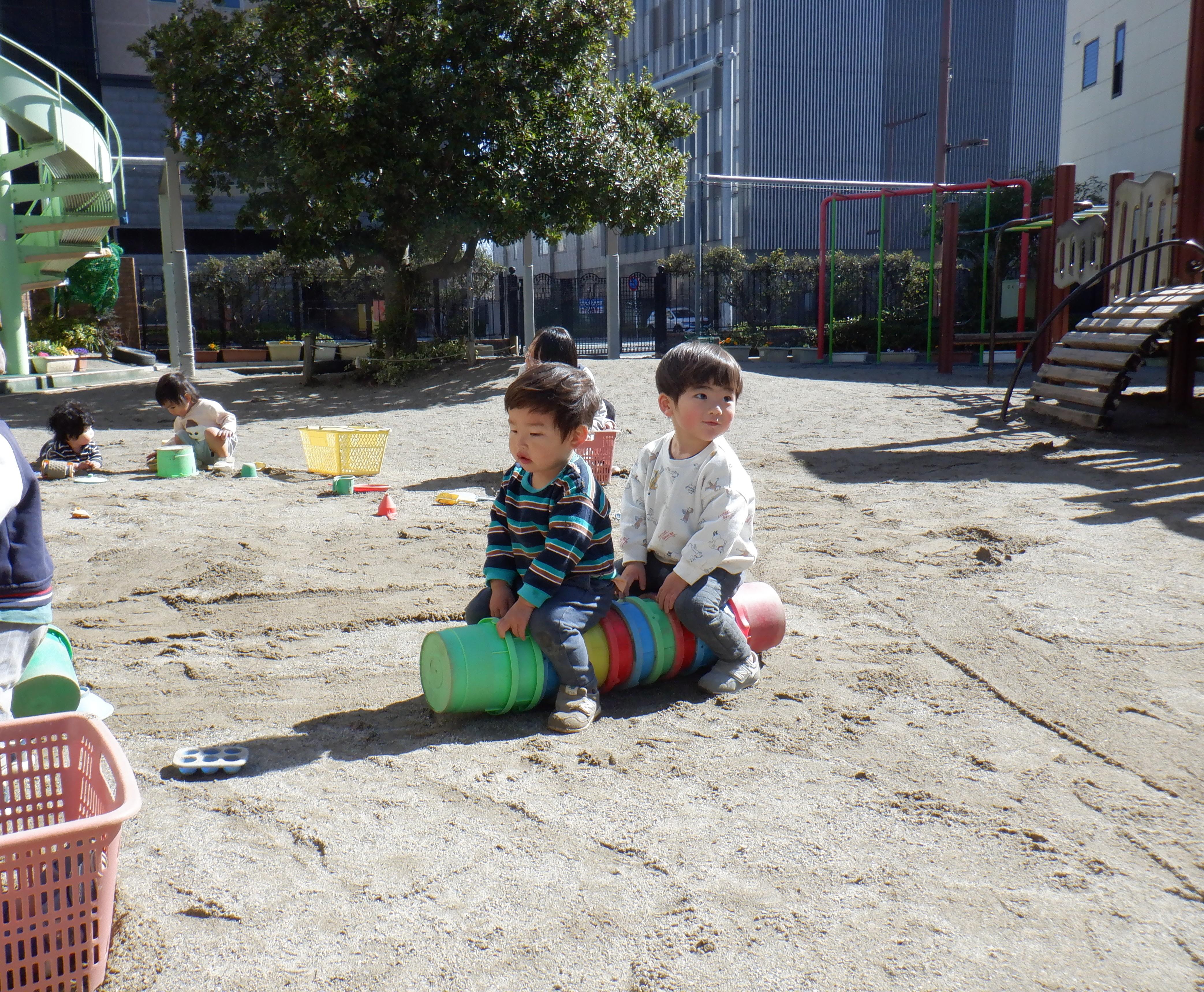 ポカポカ陽気の園庭では・・