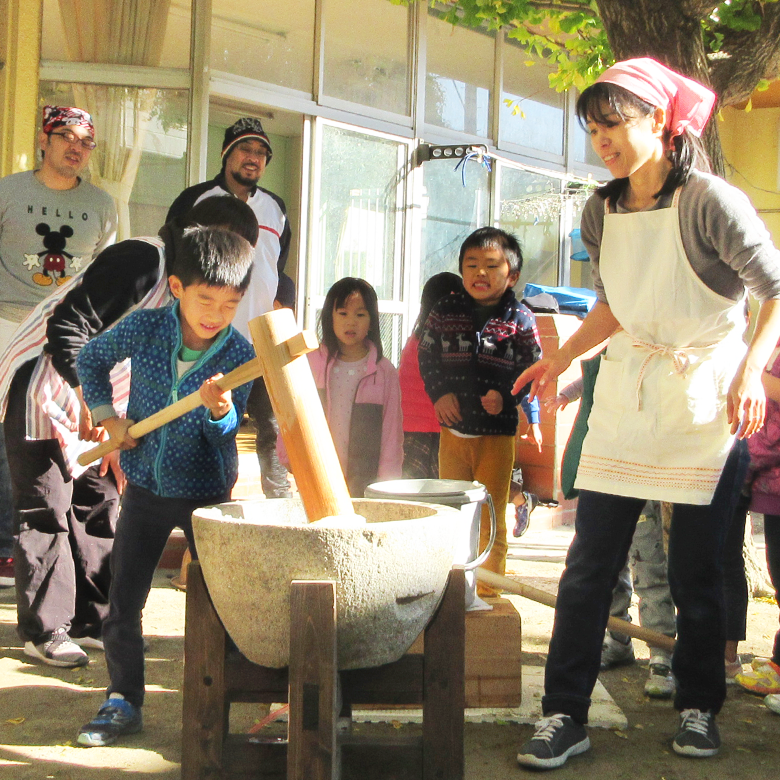 写真：餅つき大会（たんぽぽ保育園）