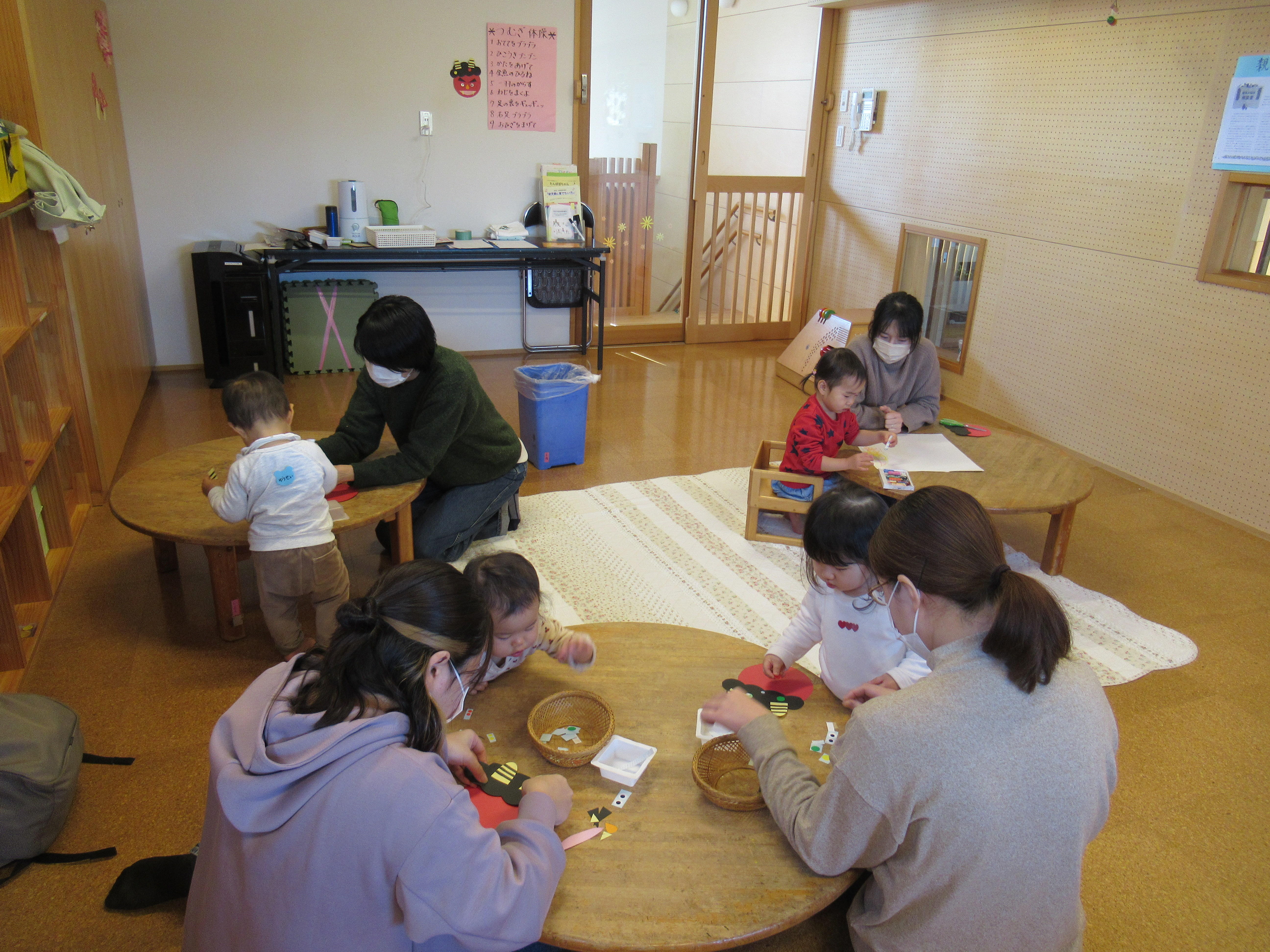 親子ひろばでオニのお面づくり